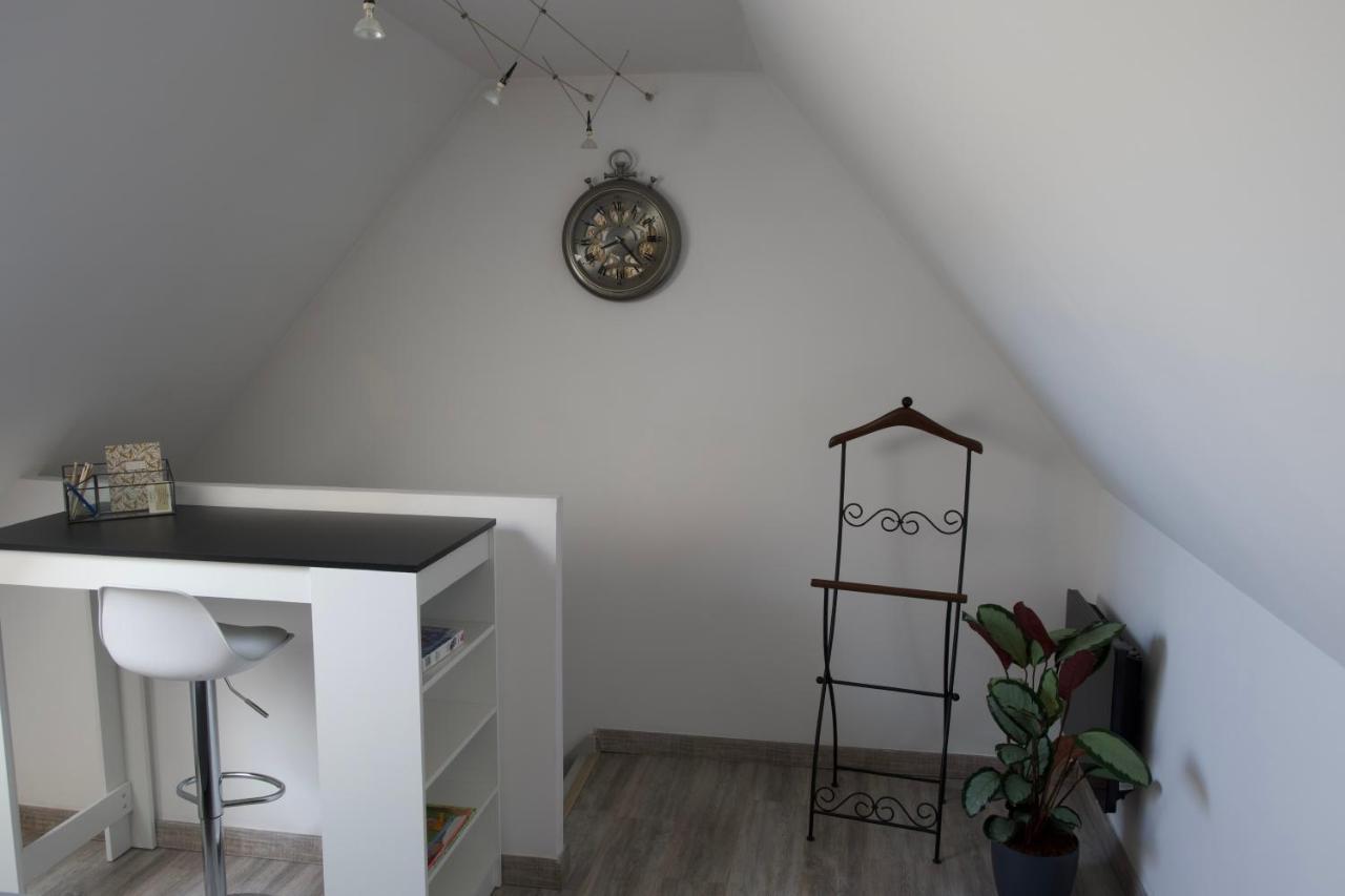 Duplex Charmant Idealement Situe Dole Bagian luar foto